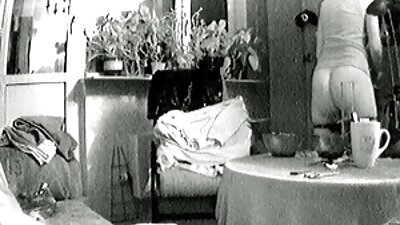 Latinalainen narttu näyttää isoveljen kukko -imutaitoja makuuhuoneessa