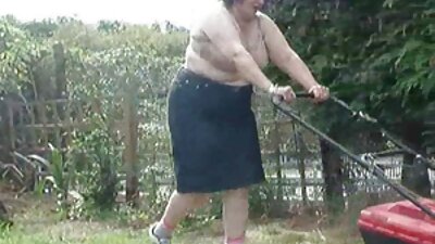 Nuori hottie ja mies ovat hämmästyttäviä seksiä keskellä huonetta