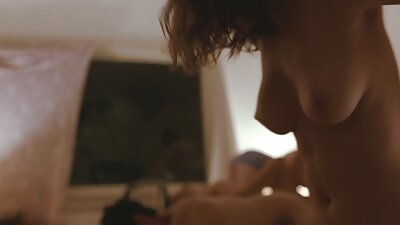 Kuuma amatööri, jolla on suuri vaalea perse, kumartuu ottamaan sisään kukko