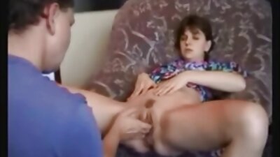 Ruskeaverikkö rakastaa nuolla kukko ja hän on cumshot hänen kasvonsa
