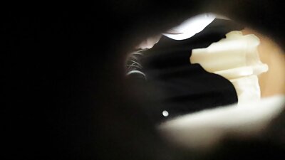 Hoikka japanilainen tyttö jakaa kaksi satunnaista herraa