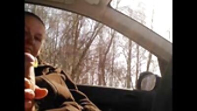 Kaunis nuori narttu vaaleanpunainen yläosa perseestä raitista ilmaa