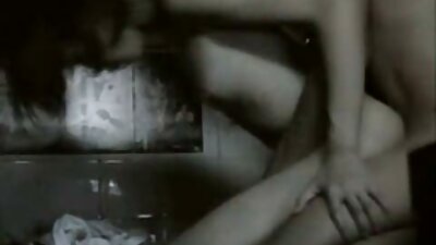 Kuuma ruskeaverikkö saa kaksi munaa sisälleen hänen kolmikko
