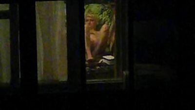 Kaunis teini miellyttää musta kameramies hämmästyttävä suihin