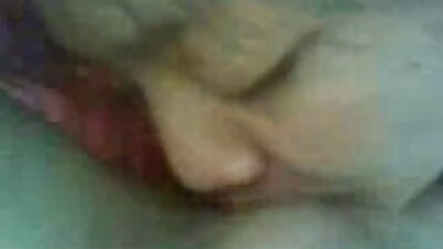 Hyvännäköinen tyttö imee kukkoa kuumalla ja kinky -tavalla