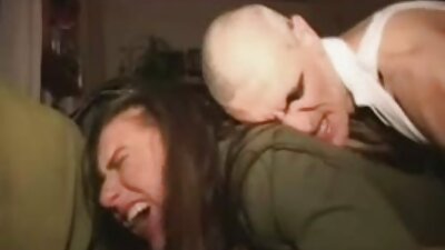 Kuuma nainen on alasti nurmikolla ja käsittelee suurta kovaa hakkaa