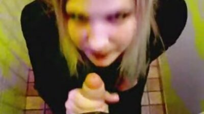 Blondi, jolla on suuret tissit, vetää kukkoa ja hän on perseestä sen kanssa