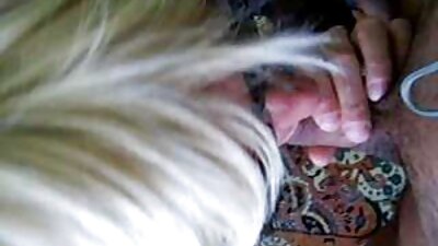 Blondi amatööri on riisuttu ja sitten hän asettaa hänen pillua mulkulle