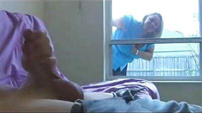 Ihana sihteeri Isabella Nice kumartuu pöydänsä päälle pomon kukkoa varten