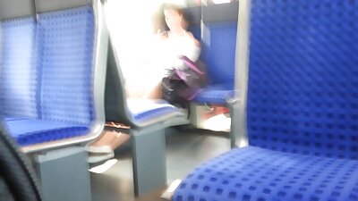 Espanjalainen tyttö lykkää siivousta seurustelun kämppiksen kanssa