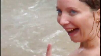 Bimbo, jolla on pienet rinnat, saa perseestä tiukassa kusessaan
