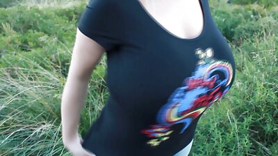 Punapää Jessica Robbin ja poikaystävä meluavat sinisellä sohvalla