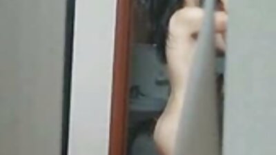 Tyttö tekee seksikkäin itsetyydytys pesuhuoneen lattialla