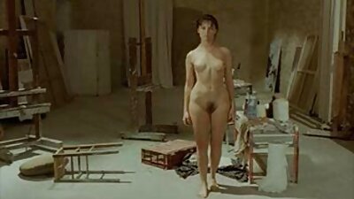 Pornovideo portugalilaisesta nartusta, jolla on vaaleanpunainen toppi ja pikkuhousut