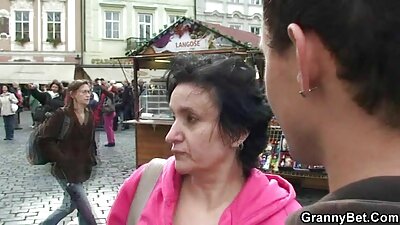 Makea söpöläinen on yksin kotona ja haluaa leikkiä tiukkaa pupuaan
